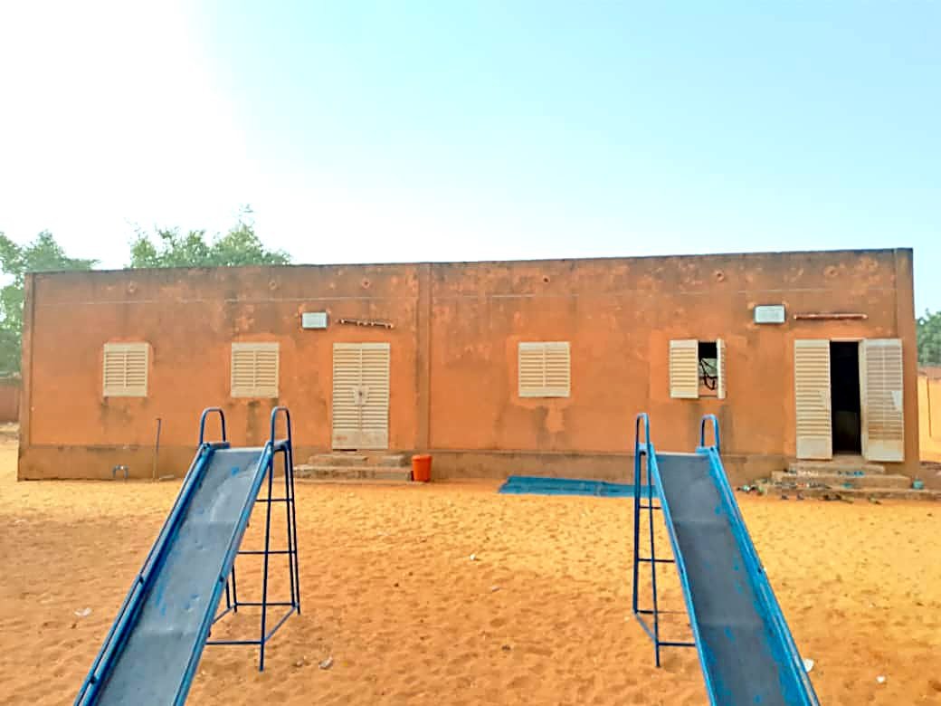 Cour de récréation du CSP Rawda Kiota avec ses toboggans